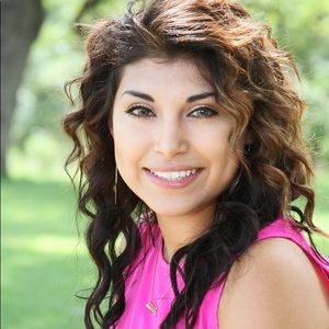 Meet your Posher, Estela